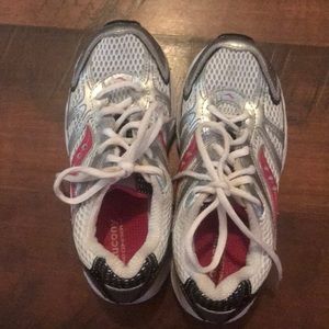 clean gray pink black and white tennis shoes